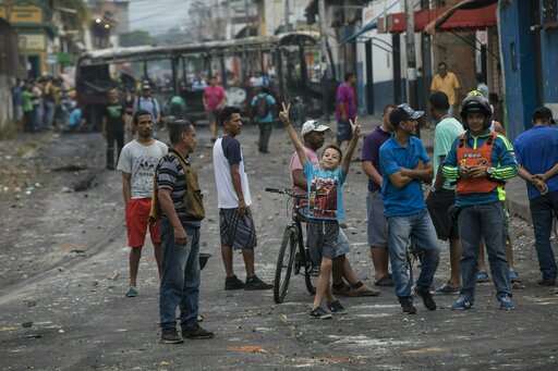 Venezuela burned bus February 2019