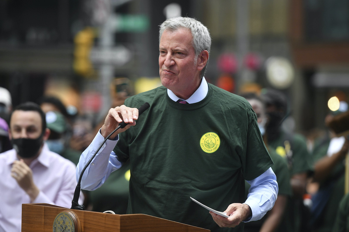 De Blasio in t shirt Aug. 2021 Times Square