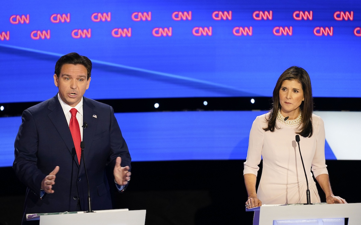 Ron DeSantis and Nikki Haley behbind debate lecterns in Des Moines, Iowa, 1-10-2024