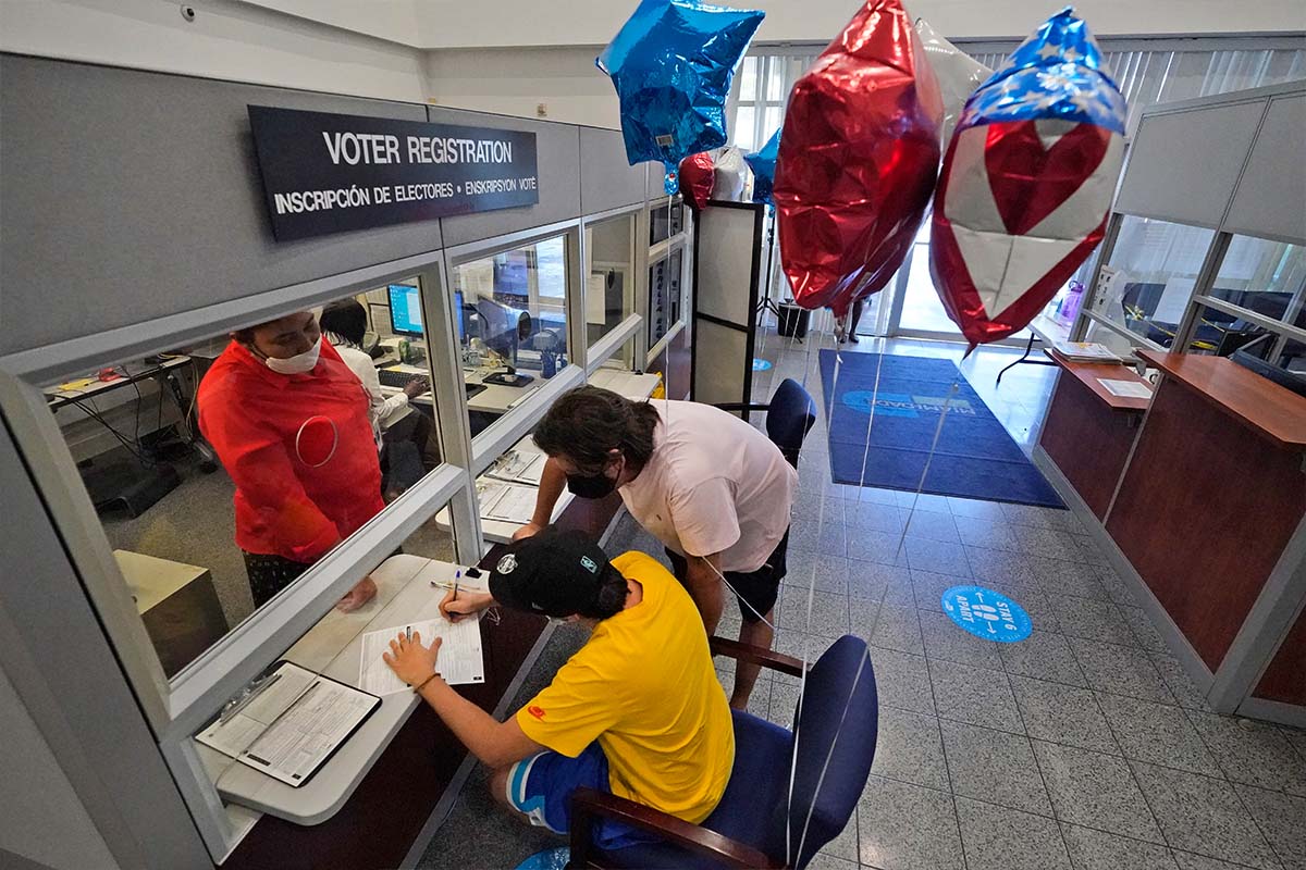 Voters register in Doral, Fla., 10-6-2020