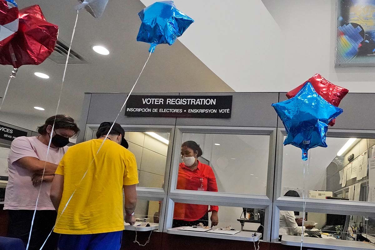 Miami-Dade person registers to vote 10-6-20