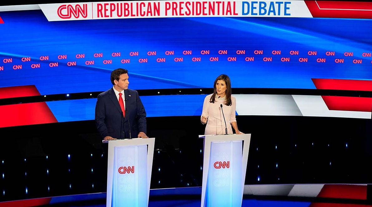 Wide shot, Nikki Haley and Ron DeSantis at debate in Des Moines, Iowa, 1-10-2024