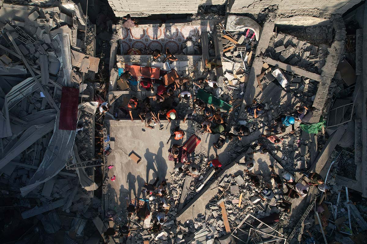 Palestinians inspect airstrike rubble, 10-12-2023