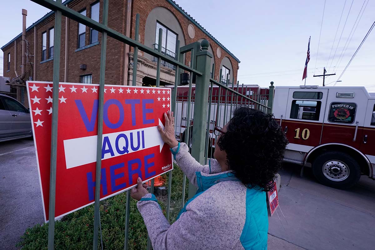Election worker places sign outside polling station in El Paso, Texas, 11-8-2022