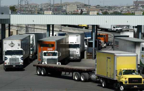 Trucks crossing at El Paso