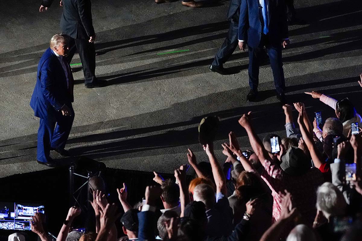 Donald Trump waves to the crowd after his Fox News interview, 9-4-2024
