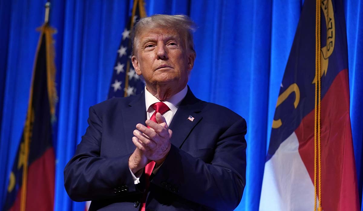 Trump en el escenario de Greensboro, N.C., 6-10-2023