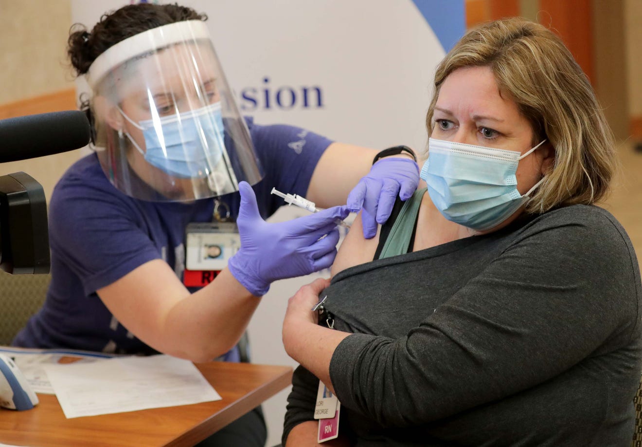 Wisconsin nurse gets vaccine shot
