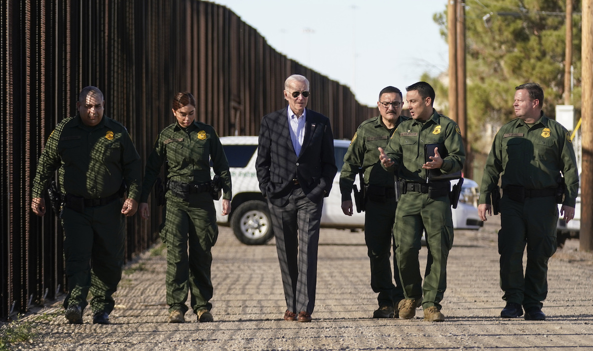 Biden with border agents in El Paso on Jan. 8, 2023
