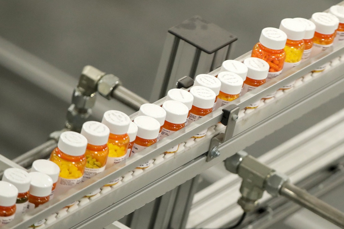 Conveyor belt with pharmaceuticals