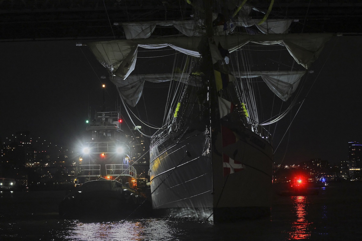Brooklyn Bridge shop collision with tug boat 05-17-2025