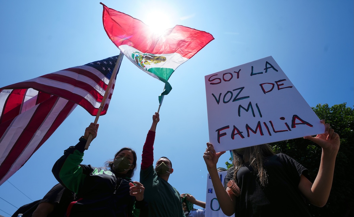 Protestes Los Angeles, US and Mexico flag with sign in Spanish 06-10-25