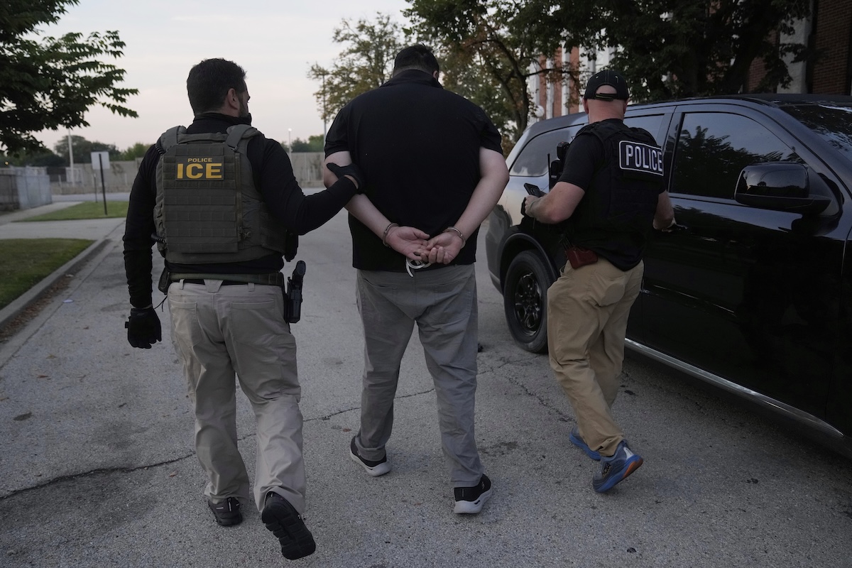 ICE agents arrest man in Chicago 09-19-25