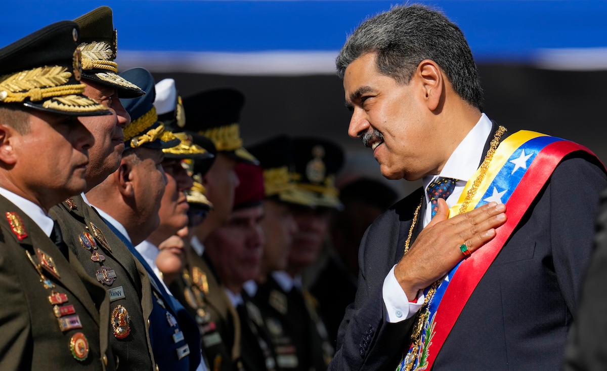 Nicolás Maduro places his hand over his heart 01-10-2025.