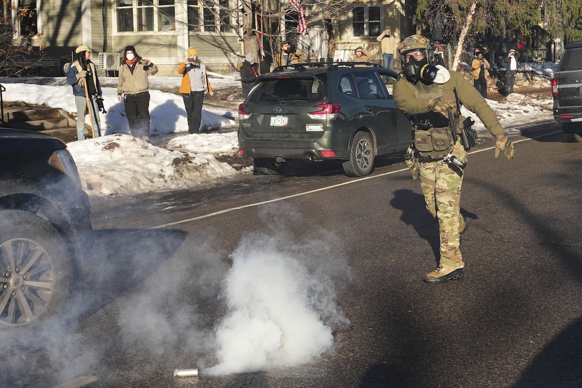 ICE agent deploys tear gas in Minneapolis 01-07-26