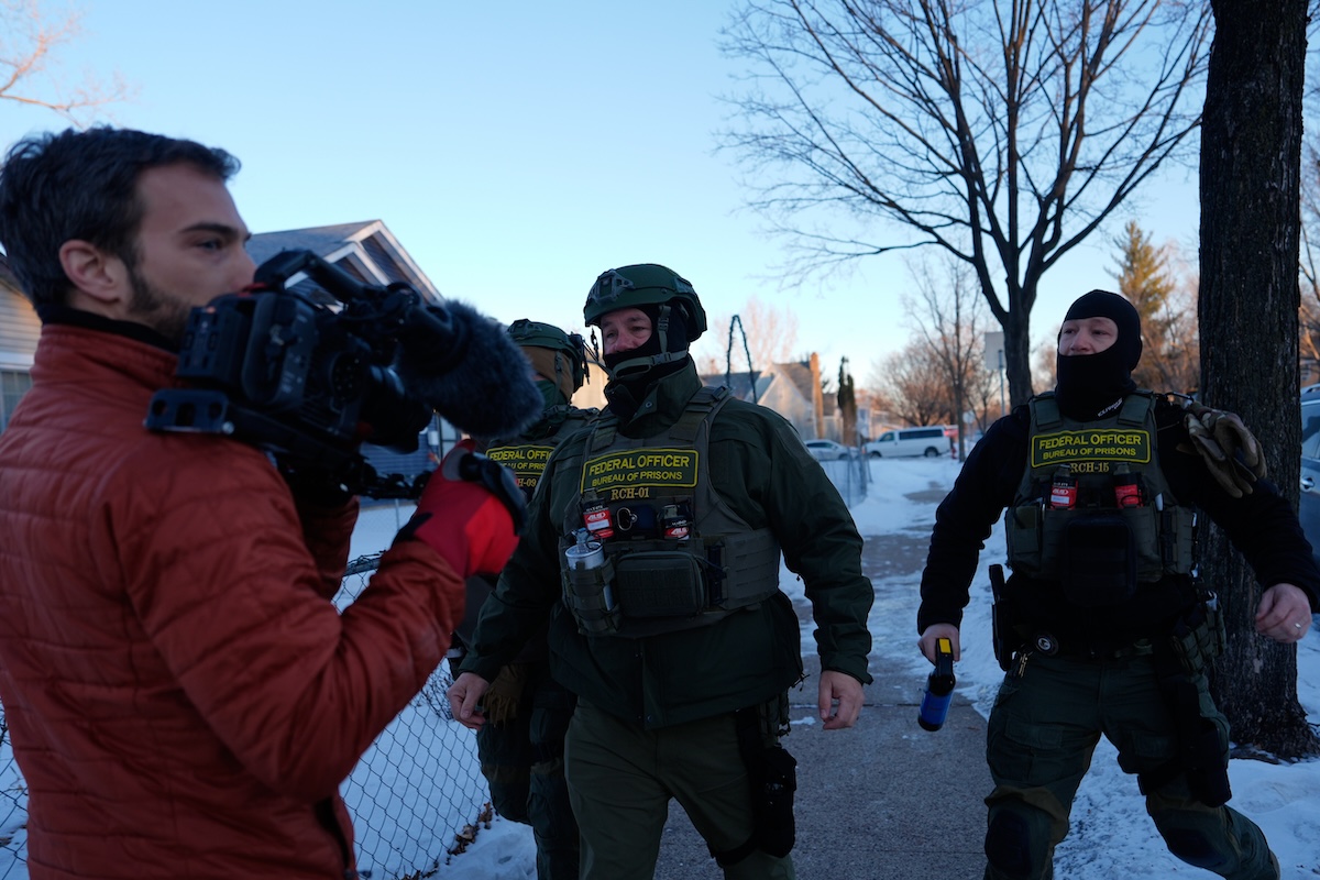 FBI agents threaten journalist with video camera 01-28-26