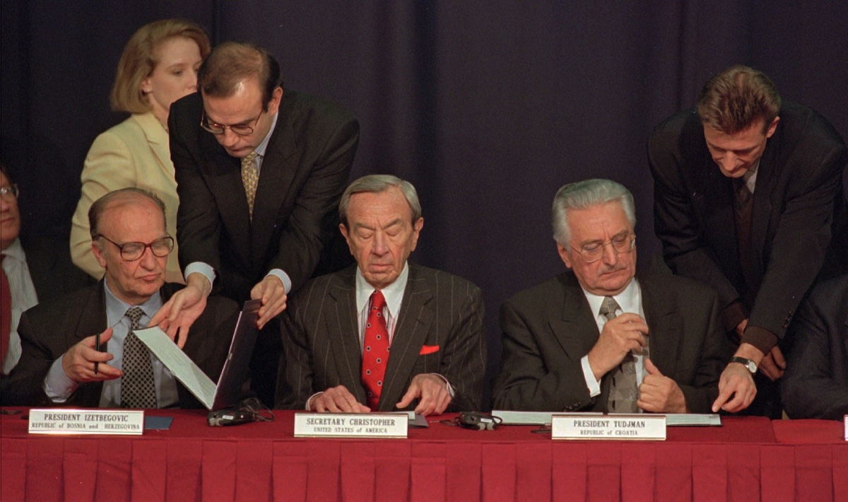 Bosnia President Alija Izetbegovic, U.S. Secretary of State Warren Christopher and Croatian President Franjo Tudjman, at the Dayton Accords signing, Nov. 10, 1995, in Dayton, Ohio. (AP)