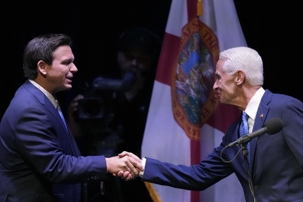 Spanish caption — DeSantis Crist shake hands 2022 debate