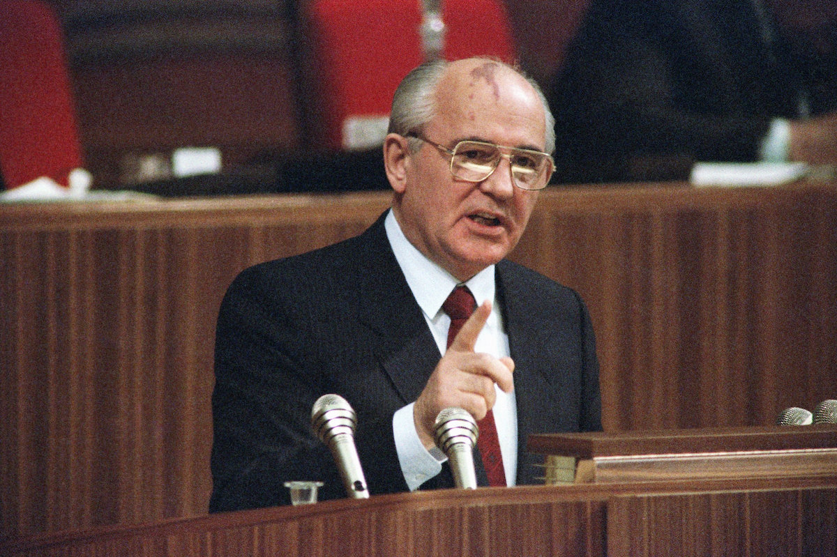 Gorbachev in 1990 speaking photo