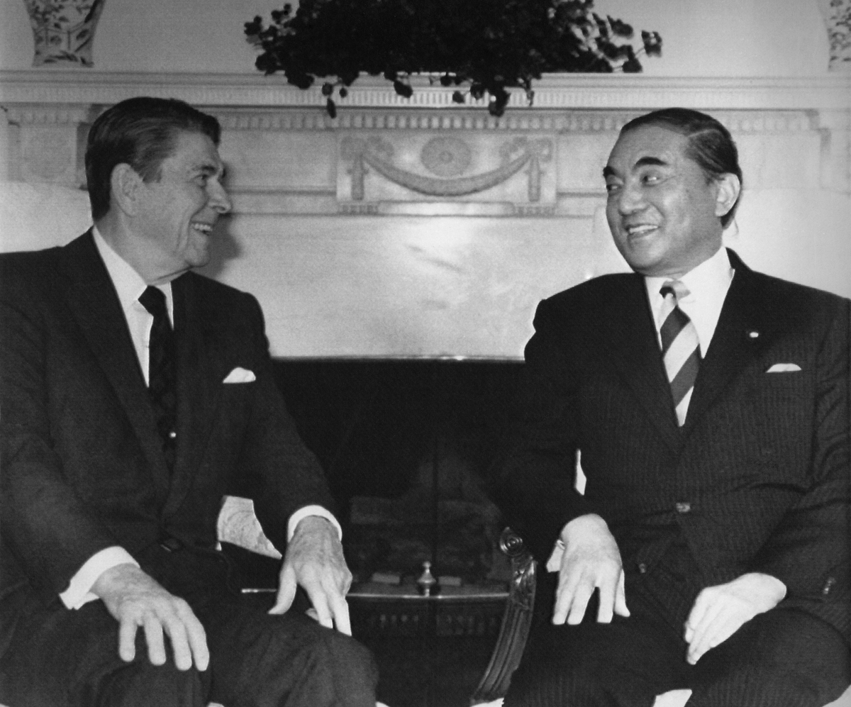 Reagan and Nakasone in Oval Office 4-30-87