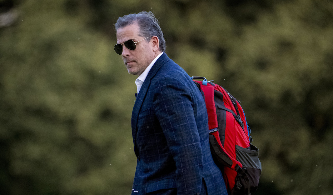 Hunter BIden leves Marine One, 6-25-2023