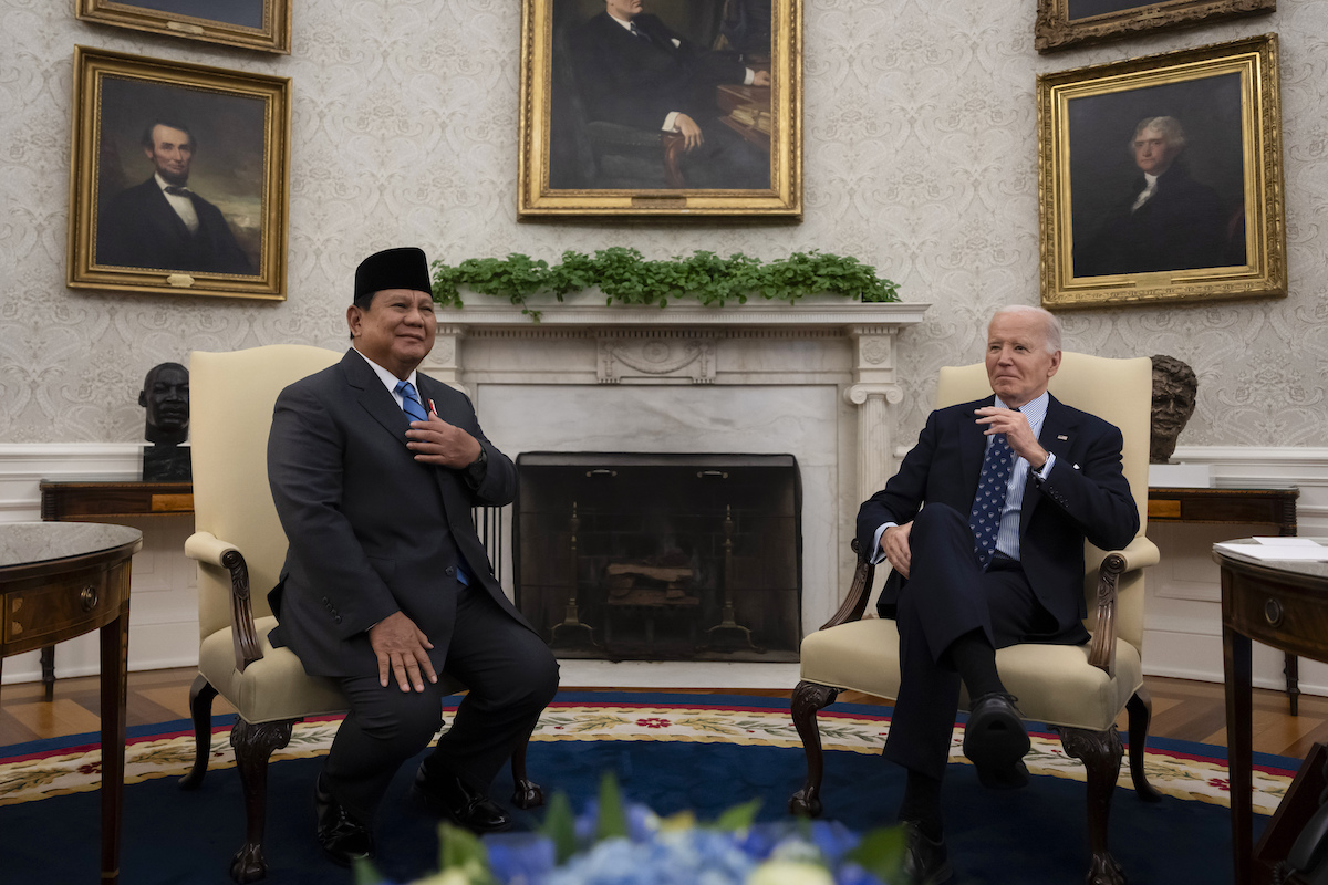 Photo of Biden w/ Indonesian president 11-12-24