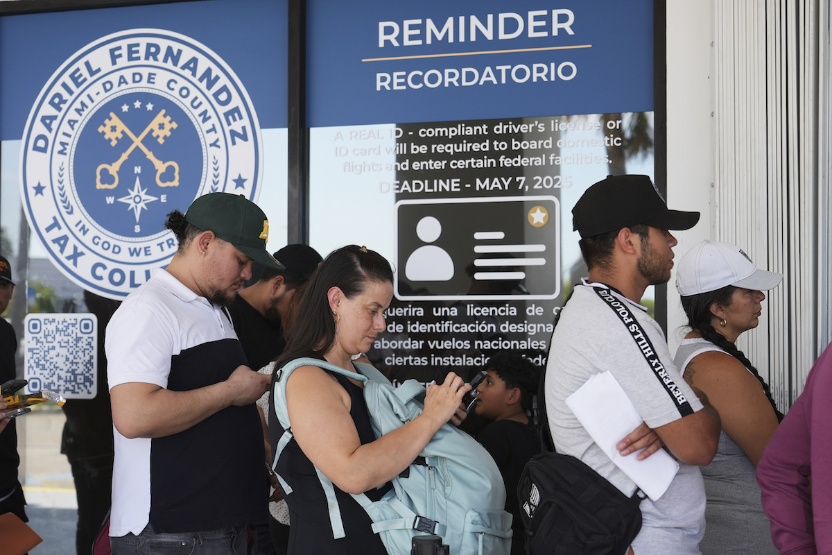 Foto de personas en Tax Collector de Miami