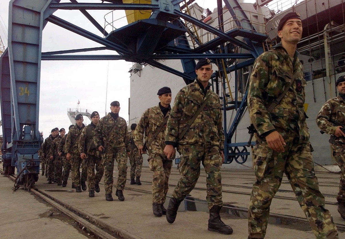 Italian troops in Albania to help Kosovo refugees in 1999