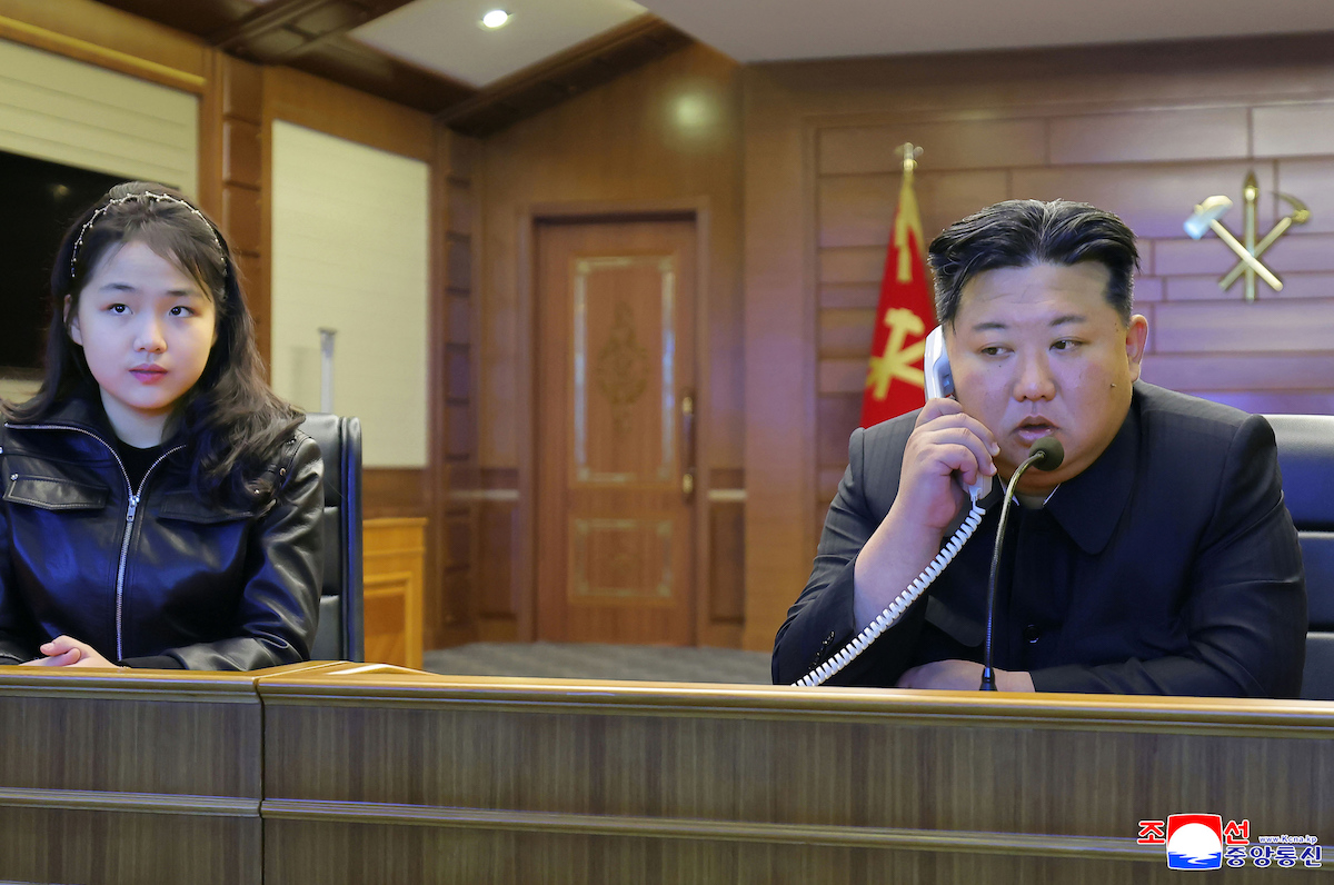Imagen del lider norcoreano con su hija 03-10-26