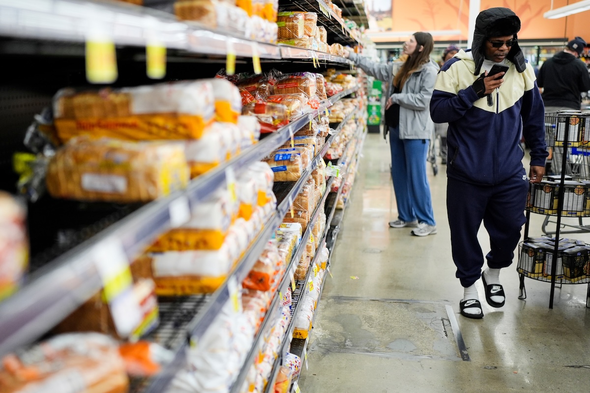 Shoppers buy groceries before winter storm in Nashville 01-21-2026