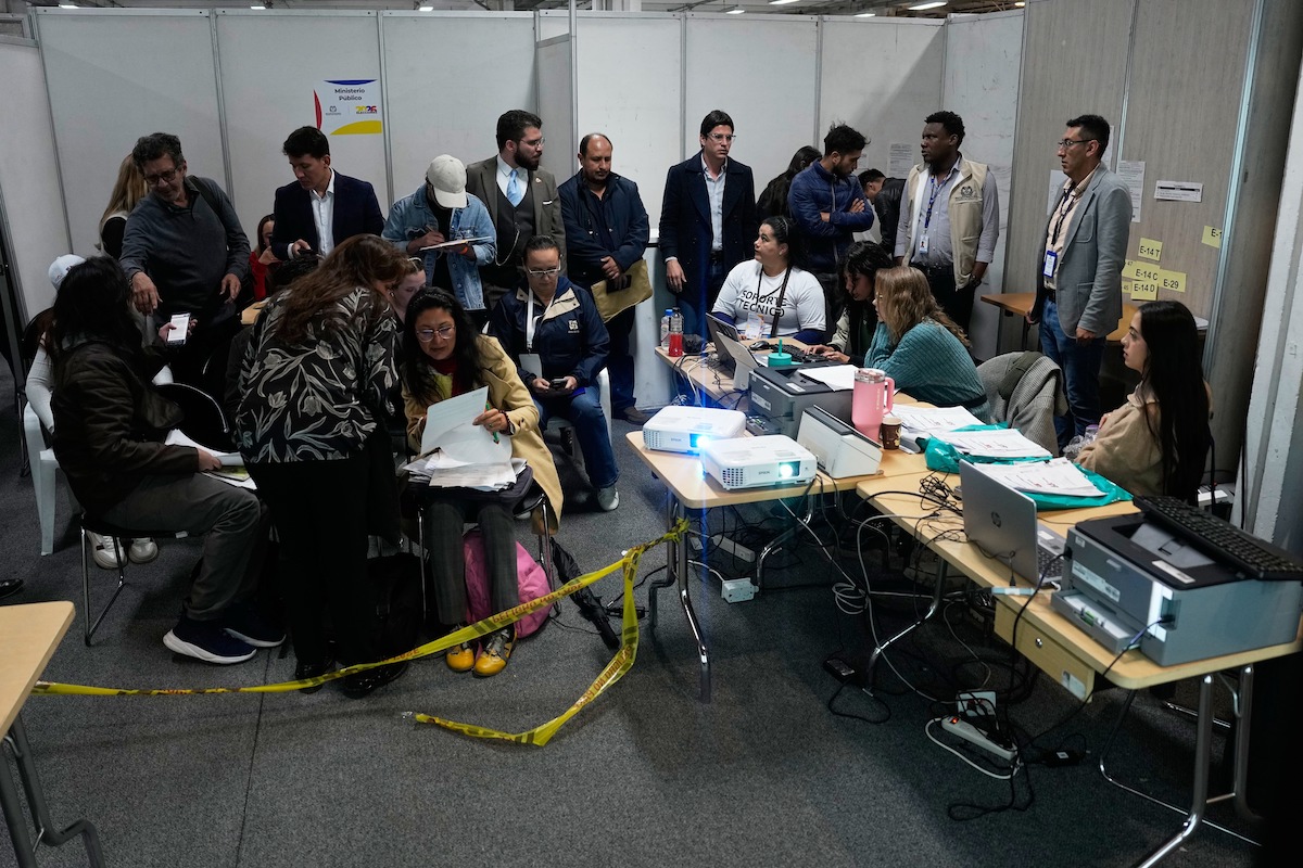 Electoral workers at Colombian presidential runoff 06-22-26