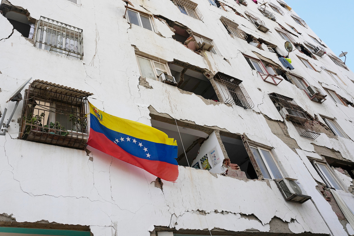 Bandera Venezolana cuelga en edificio tras terremotoso 06-26-26